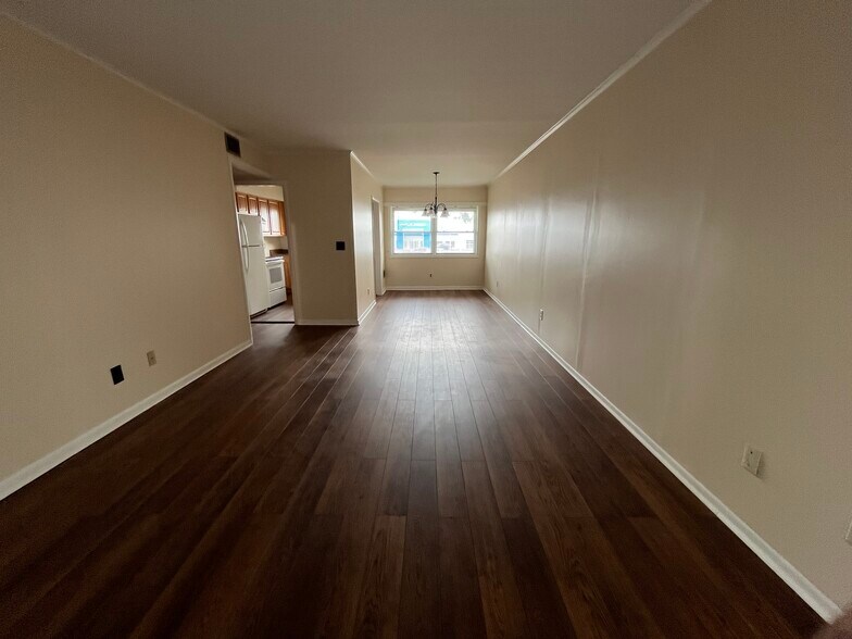 Living room/Dining combo facing towards back of apartment - 537 S Wayne St