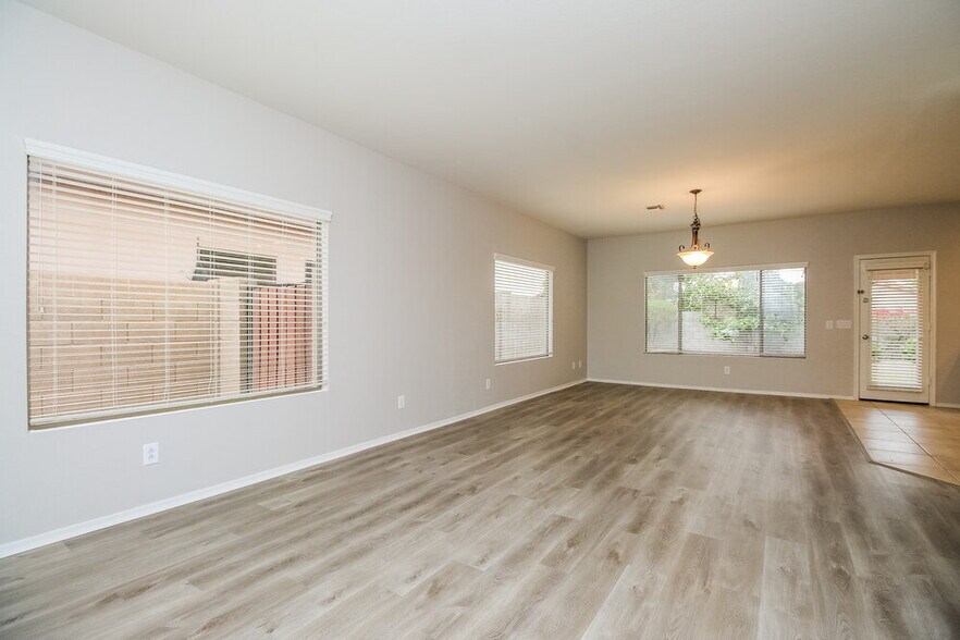 Building Photo - 6629 W Range Mule Dr