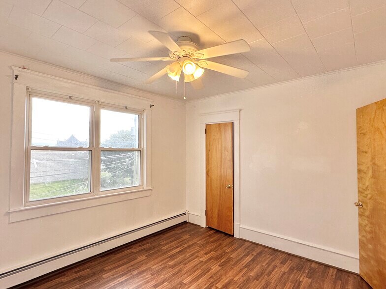 Building Photo - 116 Main St