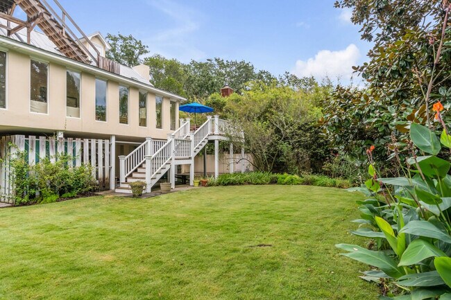 Building Photo - 209 Station 17 St