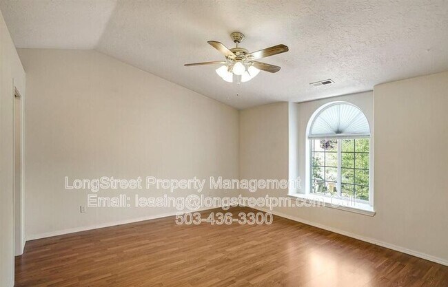 Building Photo - 332 NE Carmen Pl