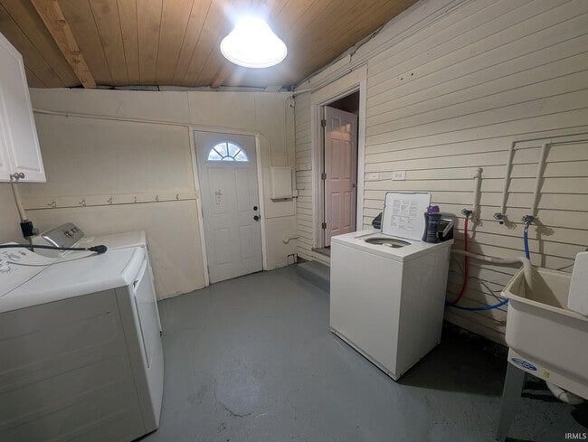 Building Photo - 925 Cedar St