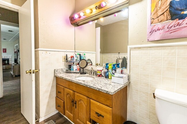 Building Photo - Pre-Leasing Summer 2023: Spacious 4/2,
