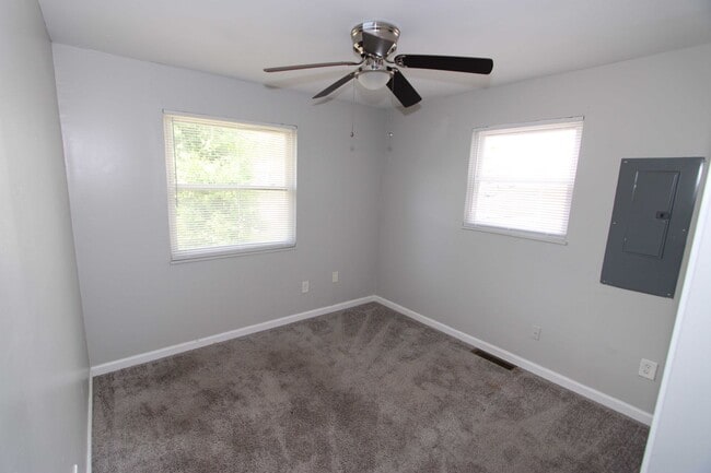 Building Photo - Revitalized 3 Bed 1 Bath Ranch