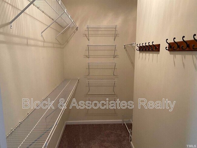 Building Photo - 2110 Breezeway Dr