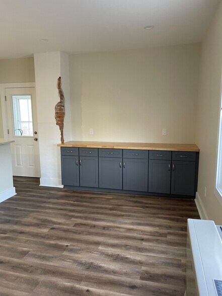 Kitchen extra/dining space - 151 E Allen St