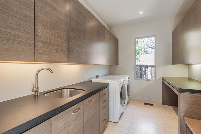 Building Photo - Wow! What a Great Home!