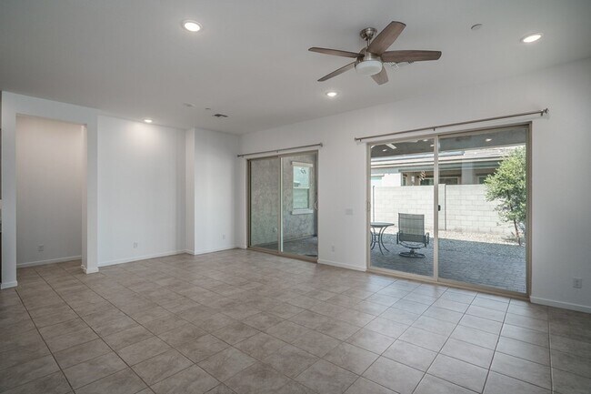 Building Photo - STUNNING MOVE-IN READY 3 BED/2 BATH HOME!