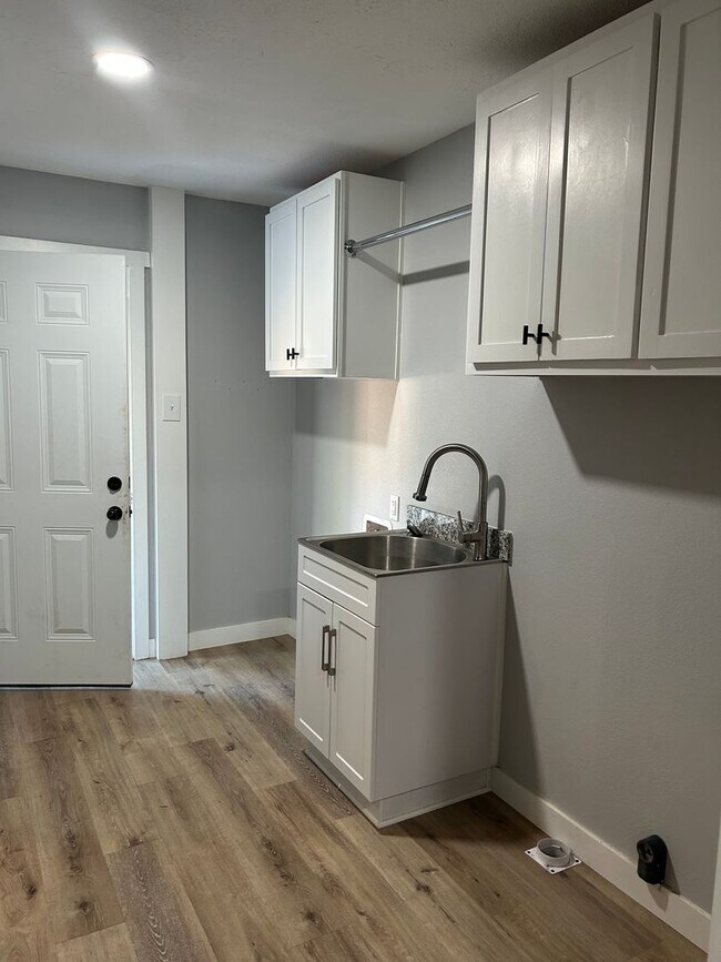 Building Photo - 501 E 17th St