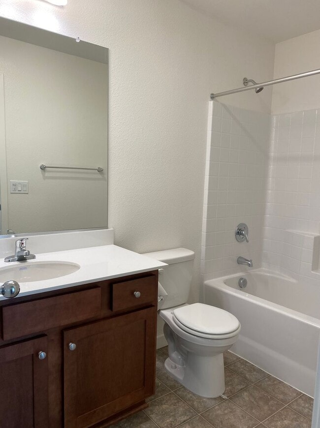 Building Photo - Modern 3-Bedroom, 2-Bath Home with Spaciou...