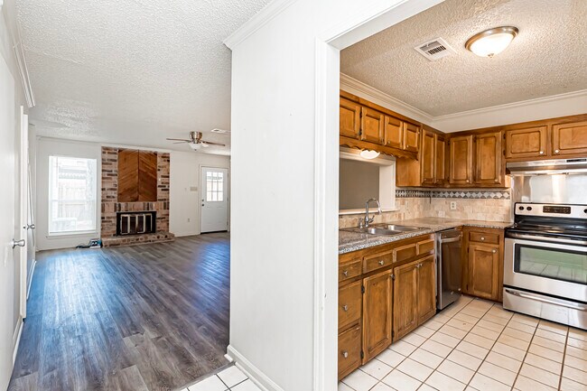 Building Photo - 9821 Siegen Ln