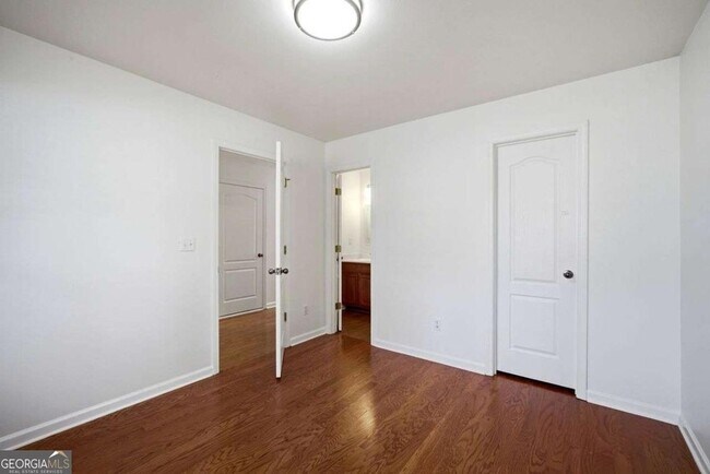 Building Photo - 6425 White Walnut Way