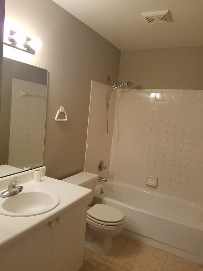 Building Photo - Spacious 2-Bedroom, 2-Bathroom Condo in Winter Haven
