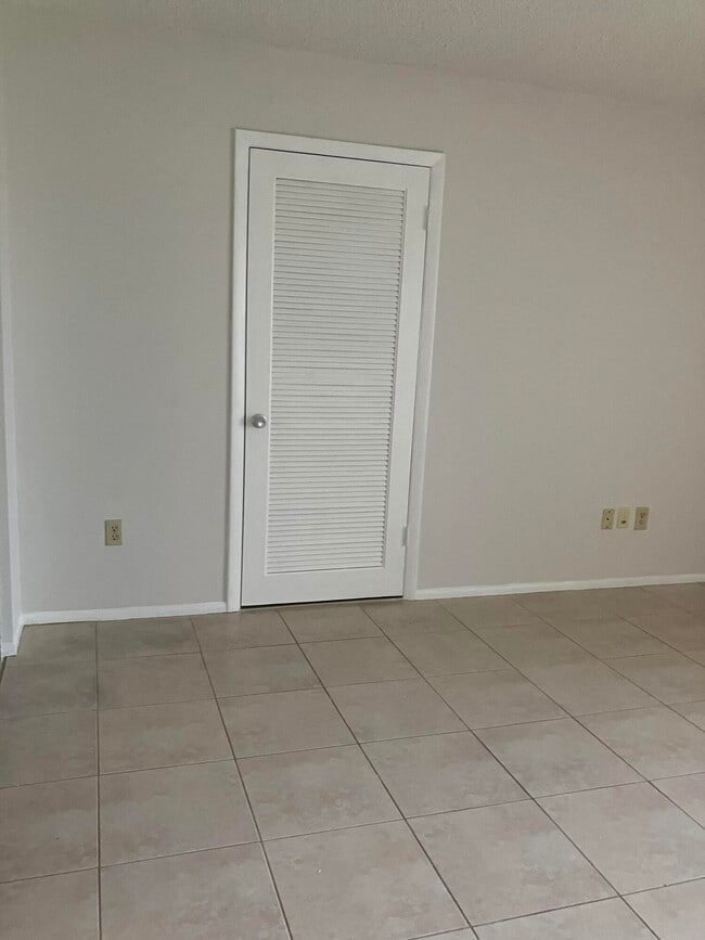 Building Photo - 2886 Fernley Dr E