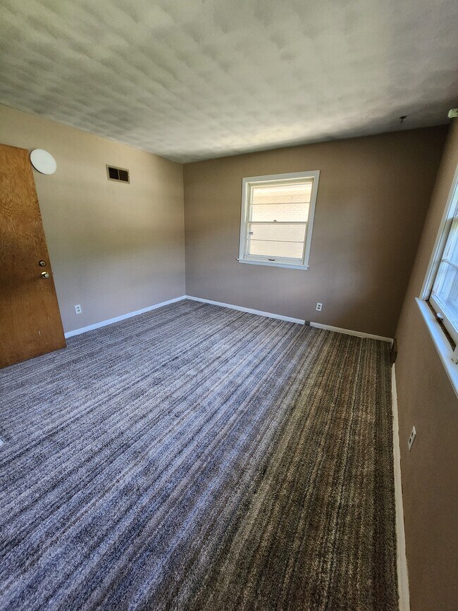 Building Photo - 2116 W Kettelle St