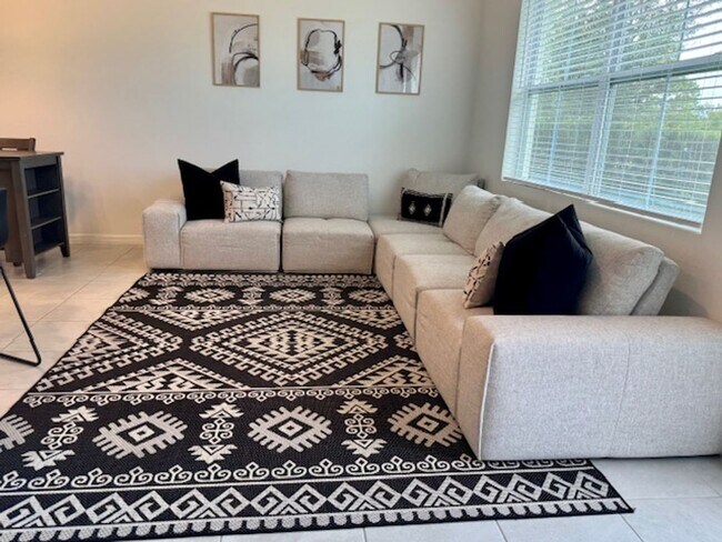 Building Photo - Townhome for rent with garage in Champions...