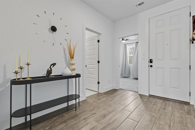 Building Photo - 905 Gray Fox Lp