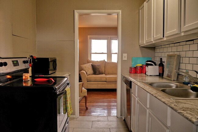 Building Photo - 3428 Charlotte St