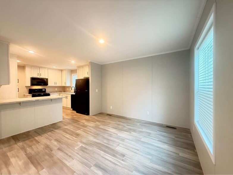 Building Photo - 29805 Jamestown Dr