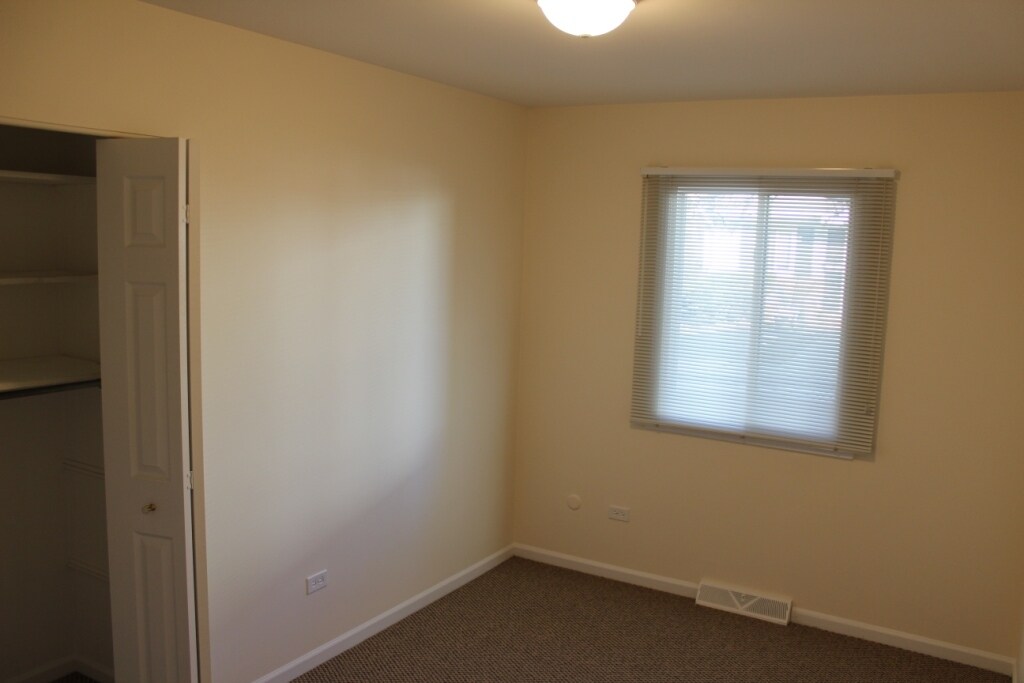 Building Photo - 10S433 Echo Ln