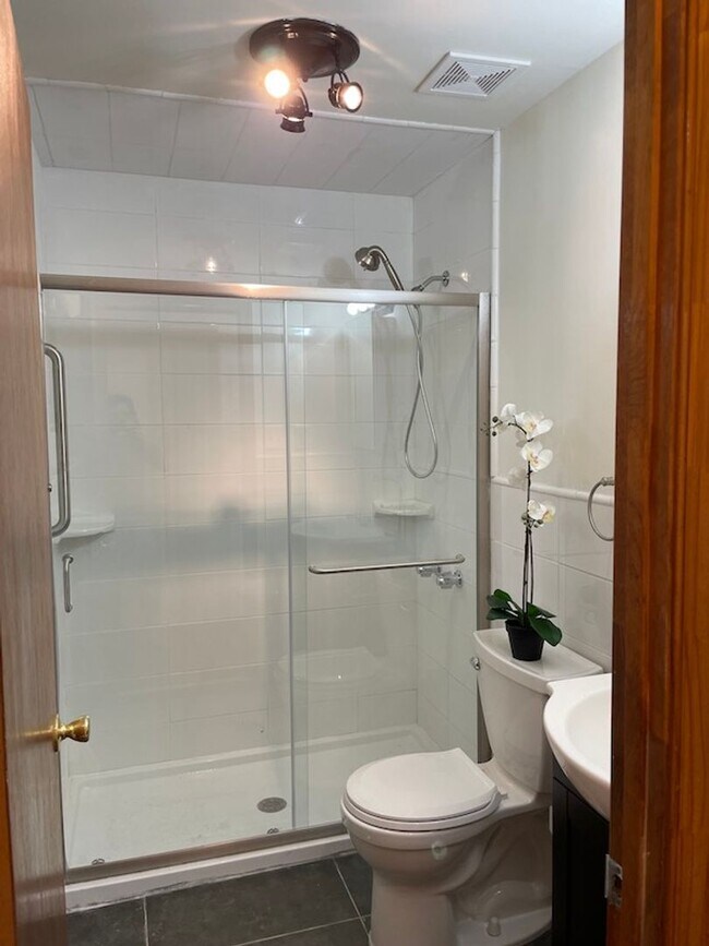 Building Photo - 1432 W Venango St