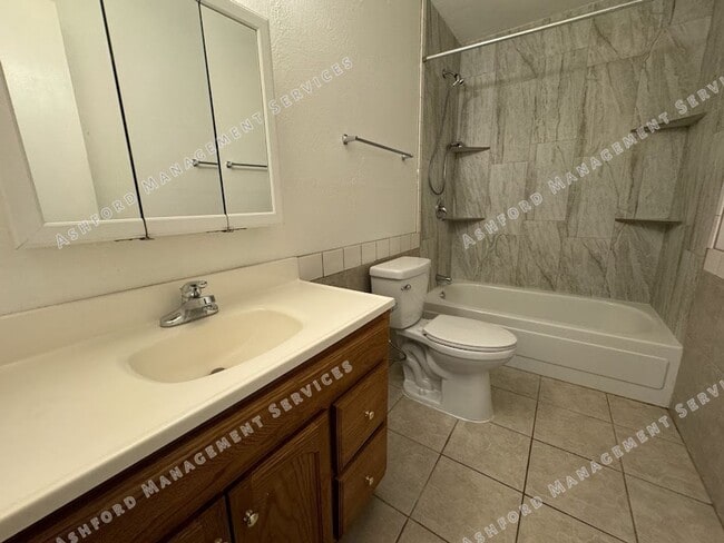 Building Photo - $1,400 Steal! Cozy 2-Bedroom Home in the H...