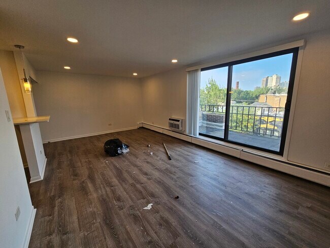 Building Photo - 2250 N Lincoln Ave