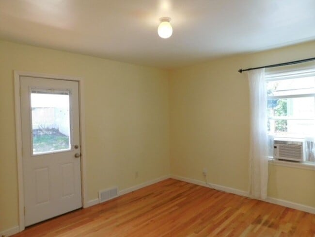 Building Photo - 3Bd/1Ba Two Story House w/ Basement - Avai...