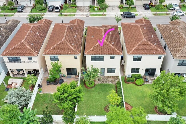 Building Photo - 673 NE 191st St