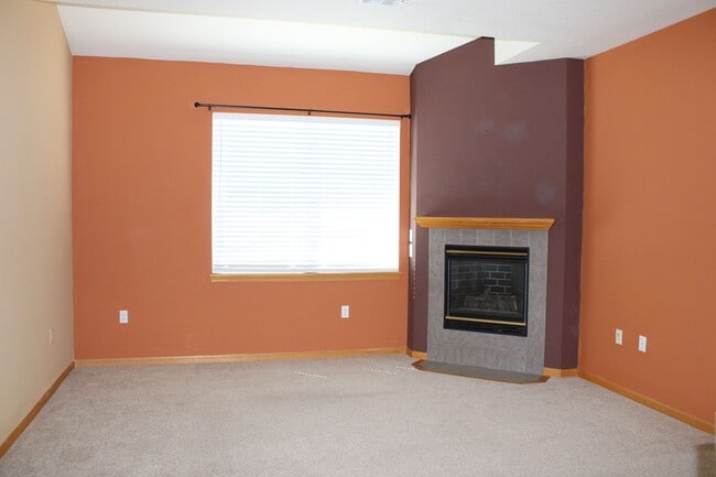 Building Photo - Spacious 2-Bedroom Condo Backing to Open Space