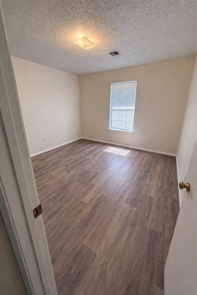 Building Photo - 1305 N Willow Dr