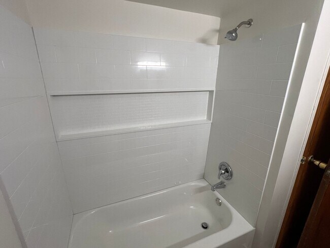 Building Photo - Charming 3-Bedrooms 1 bath with Hardwood F...