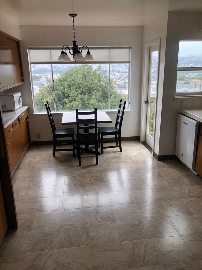 breakfast nook - 280 Prague St