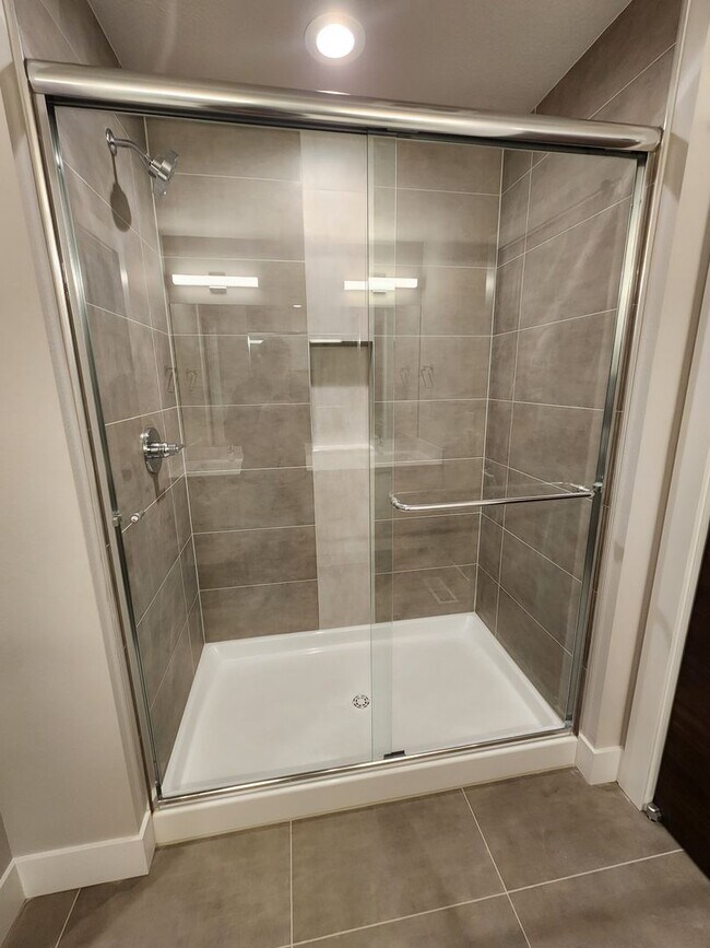 Building Photo - 3 bedroom Townhouse with Pool Access and E...