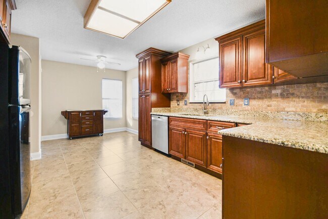 Building Photo - Pet Friendly Three Bedroom!