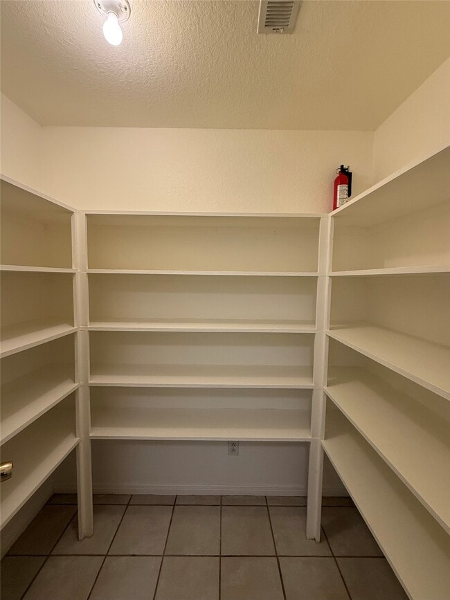 Building Photo - 827 Algoa-Friendswood Rd