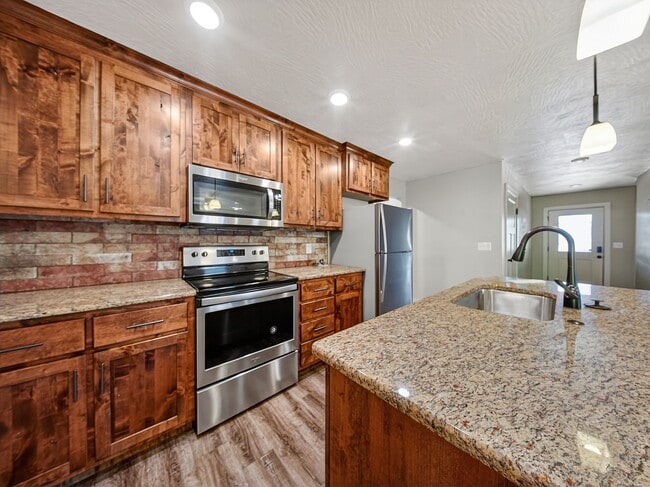 Building Photo - 1420 S Treetop Ct