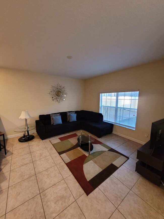 Building Photo - Fully Furnished 4 bed 3 bath with Pool in ...