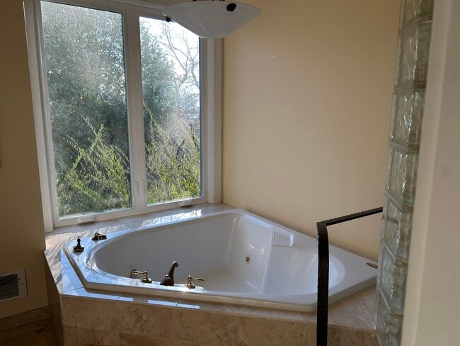 Building Photo - 2015 Franklin Ave E