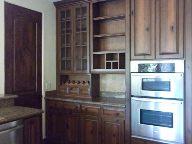 Building Photo - 6284 Wildwood Ct