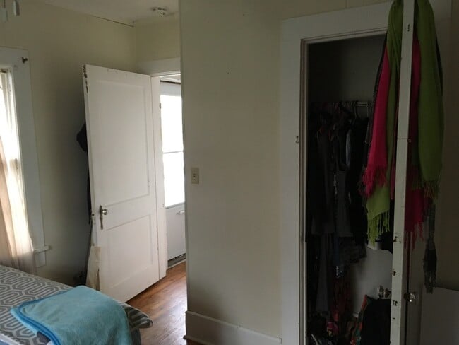 Building Photo - 880 Sunset Dr