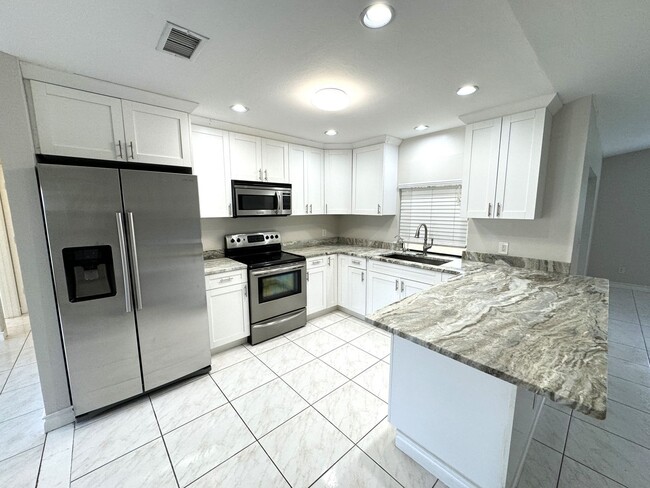 Building Photo - ** NORTH NAPLES ** 3 BED / 2 BATH - FENCED YARD - NO HOA! - PET OK - ANNUAL RENTAL