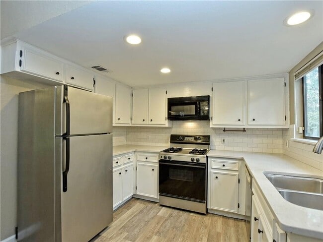 Building Photo - 6206 Sun Vista Dr