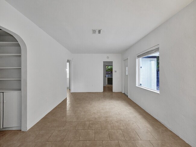 Building Photo - 3226 Oak Ave
