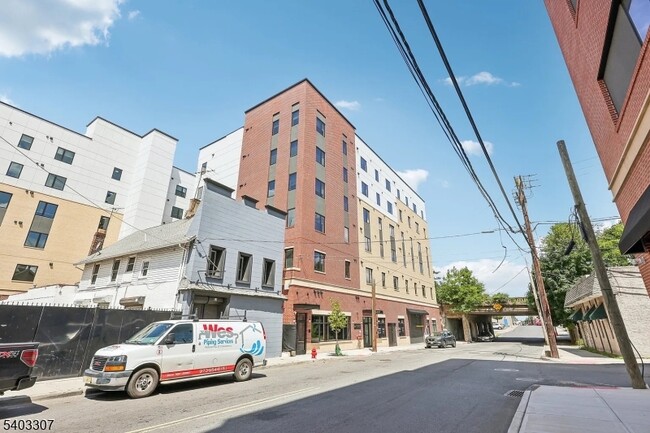 Building Photo - 49 S Day St