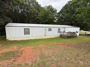 Building Photo - Spacious three bedroom, two bath singlewid...