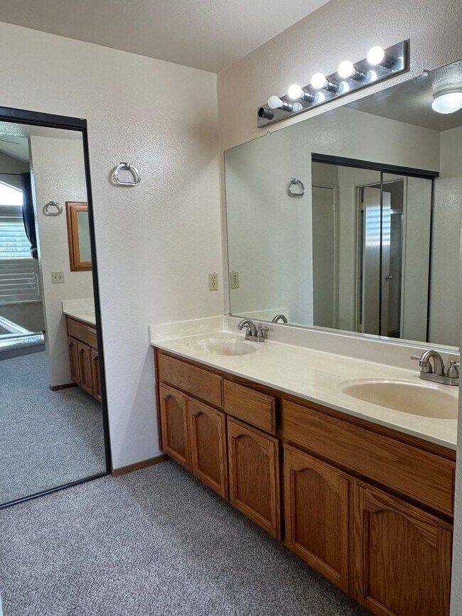 Building Photo - Roseville home with new carpet, paint, & shutters. Landscaper included!