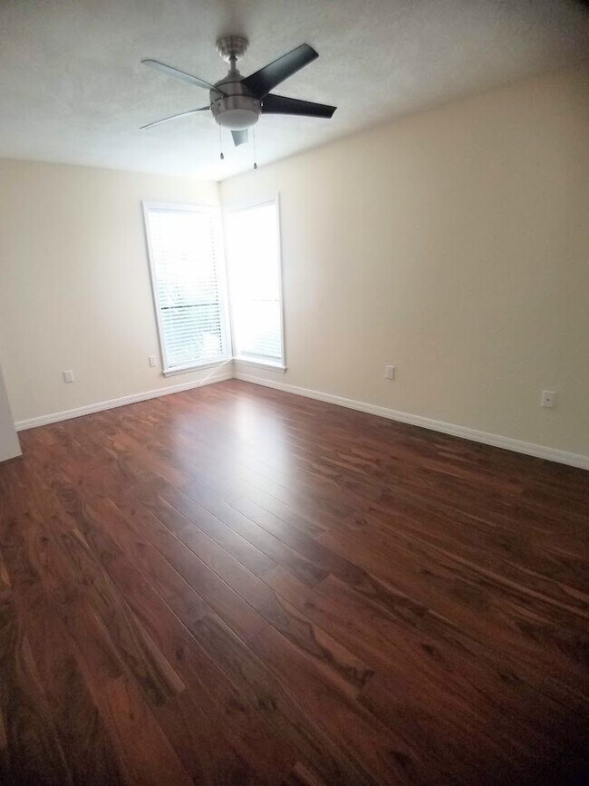 Building Photo - Beautiful 2/2 Towhhouse Feel Condo  x Rent...