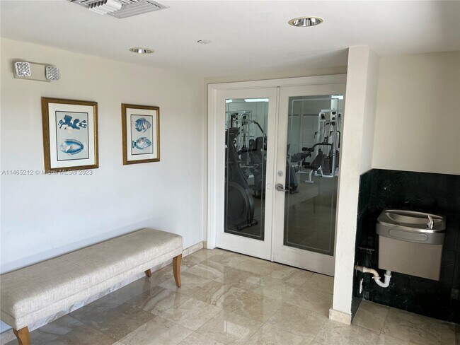Building Photo - 2625 Collins Ave