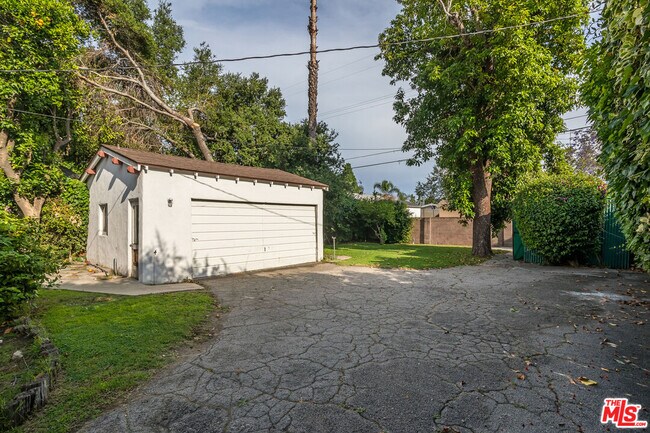 Building Photo - 11208 Kling St